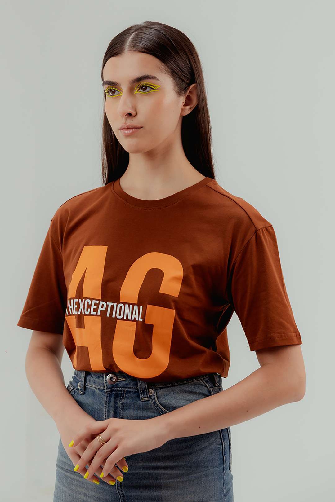 Cocoa Classic T-shirt (Unisex): model wearing the brown T-shirt, front view