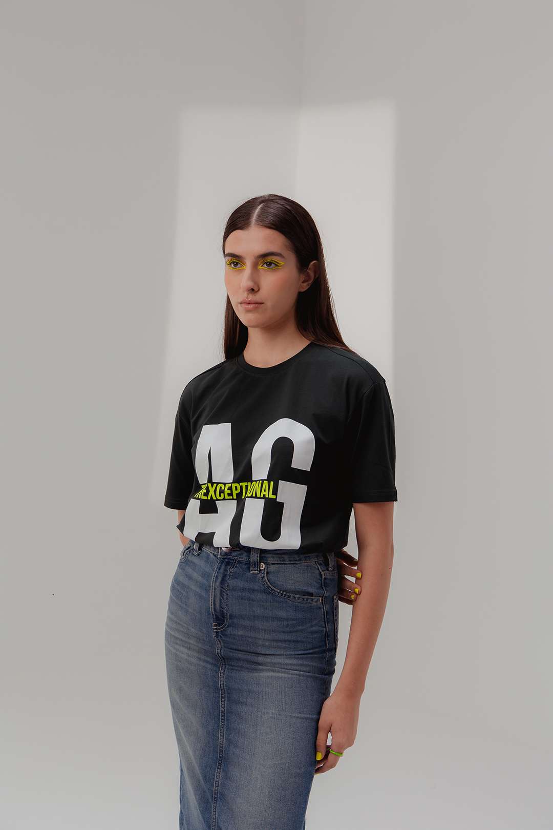 Oasis Classic T-shirt: model wearing the black T-shirt with jeans
